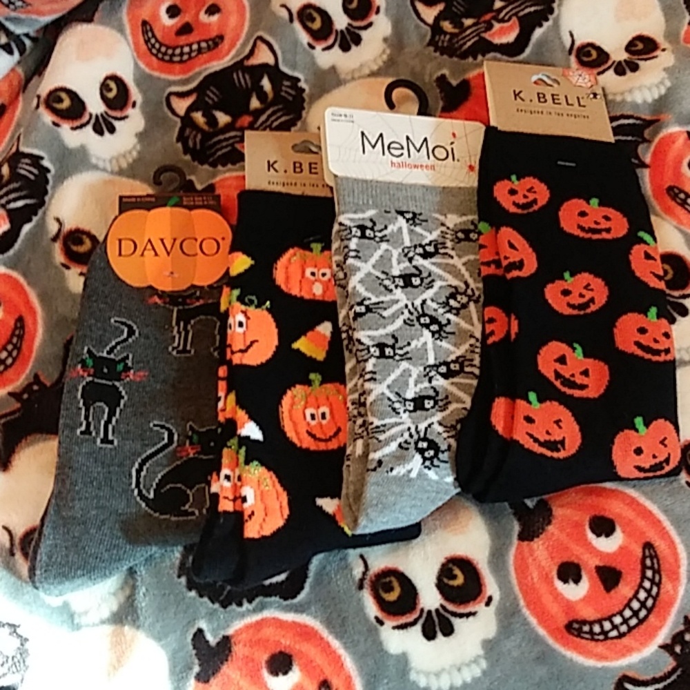 All 4 for $8 Halloween socks 🎃🎃🎃 brand new